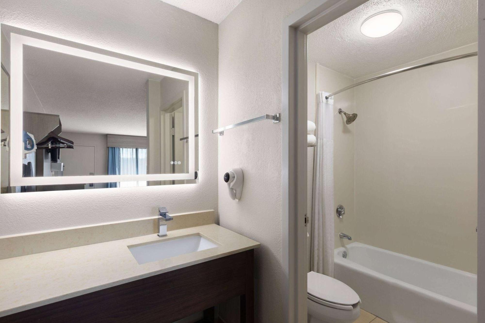 Baymont By Wyndham Nashville Airport Exterior foto